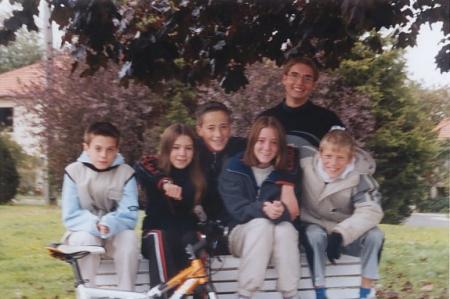 nous ya 2 ou 3 ans ds l'ordre, Pl ,Alix , Adi, moi, Raphael et mon frere Adrien